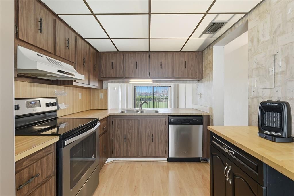 For Sale: $249,000 (2 beds, 2 baths, 890 Square Feet)