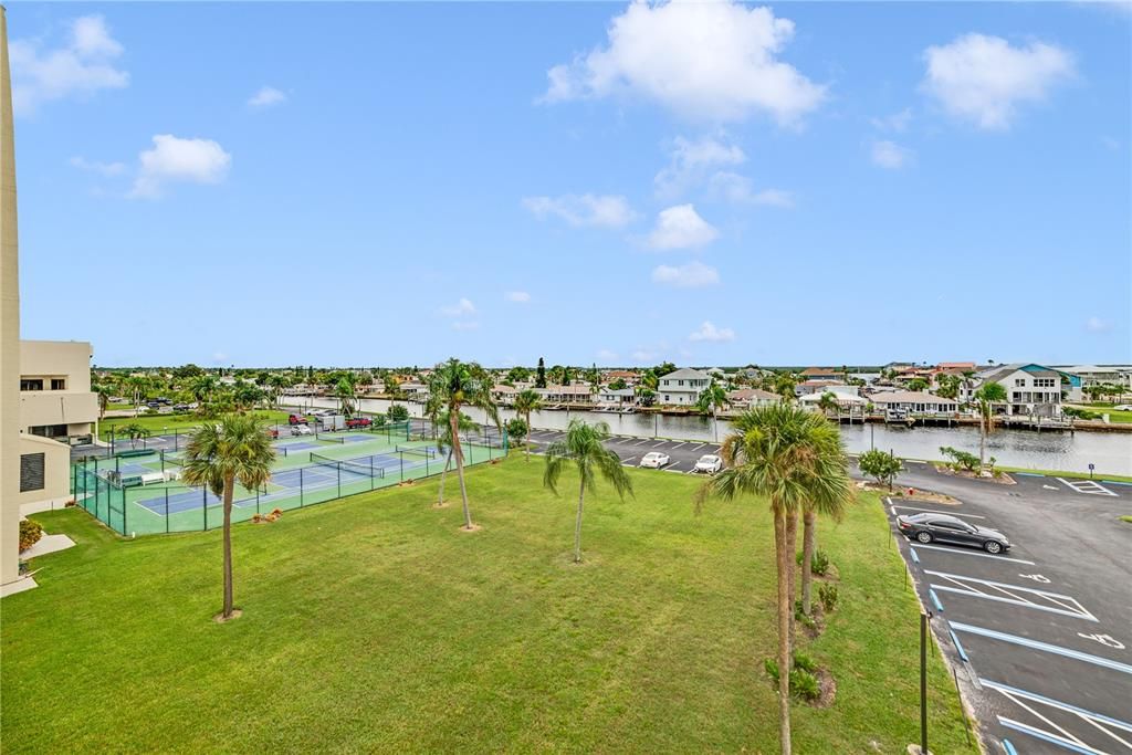 待售: $249,000 (1 贝兹, 1 浴室, 733 平方英尺)