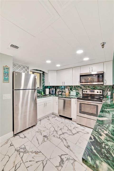 待售: $249,000 (1 贝兹, 1 浴室, 733 平方英尺)