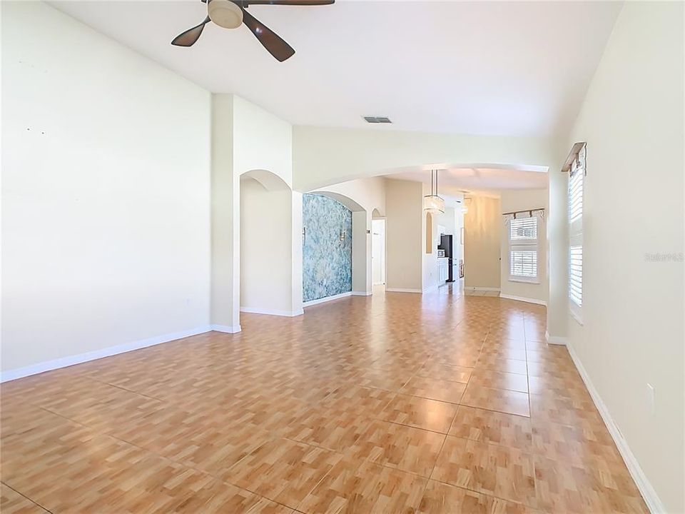 待售: $274,000 (2 贝兹, 2 浴室, 1405 平方英尺)