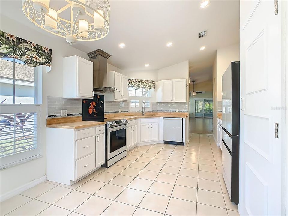 待售: $274,000 (2 贝兹, 2 浴室, 1405 平方英尺)