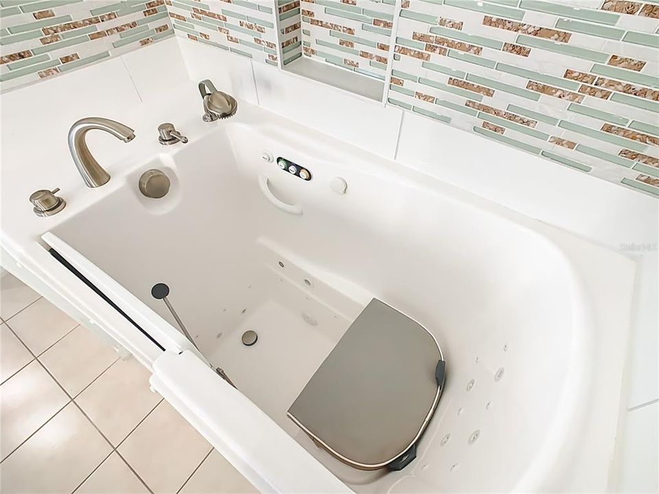 待售: $274,000 (2 贝兹, 2 浴室, 1405 平方英尺)