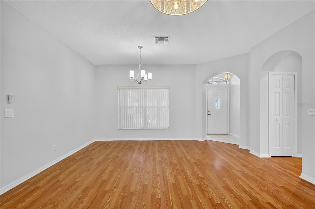 For Sale: $305,000 (3 beds, 2 baths, 1701 Square Feet)