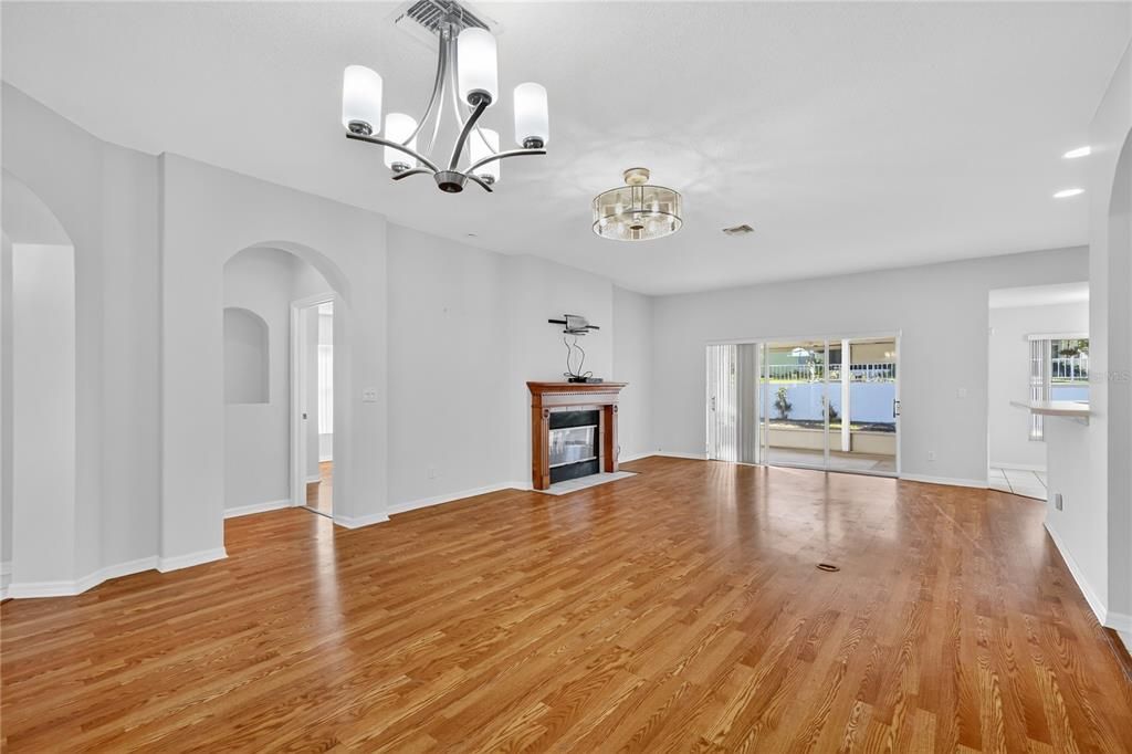 For Sale: $305,000 (3 beds, 2 baths, 1701 Square Feet)