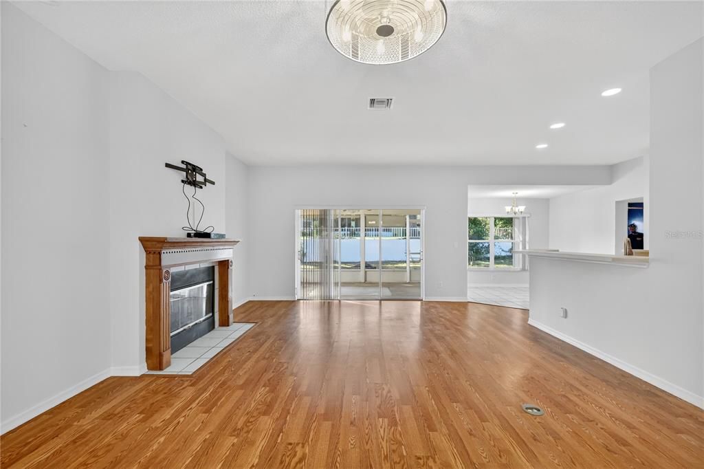 For Sale: $305,000 (3 beds, 2 baths, 1701 Square Feet)