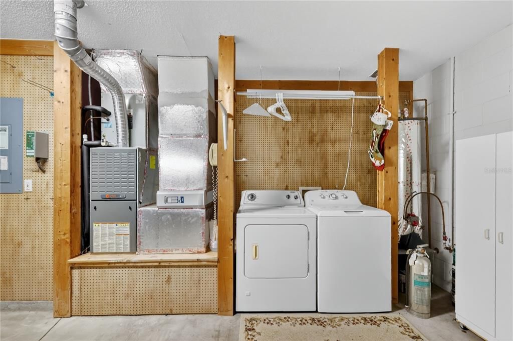 For Sale: $305,000 (3 beds, 2 baths, 1701 Square Feet)