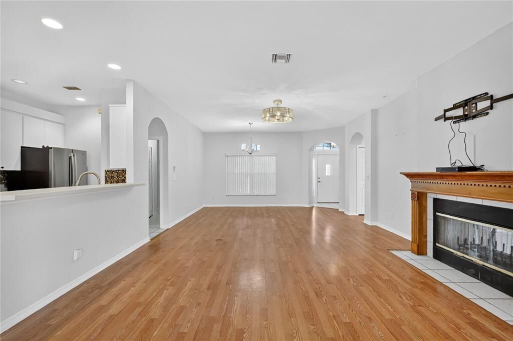 For Sale: $305,000 (3 beds, 2 baths, 1701 Square Feet)