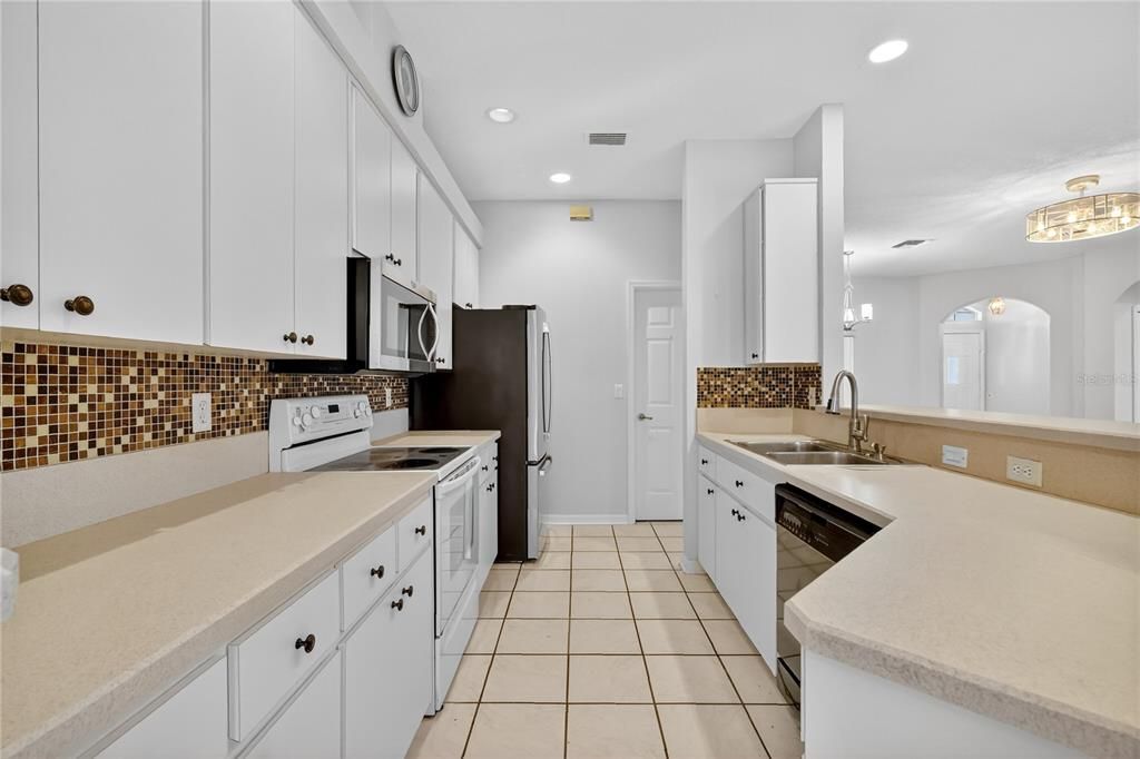 For Sale: $305,000 (3 beds, 2 baths, 1701 Square Feet)