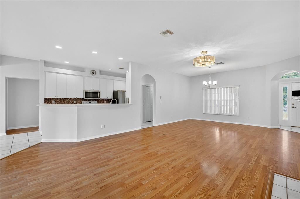 For Sale: $305,000 (3 beds, 2 baths, 1701 Square Feet)