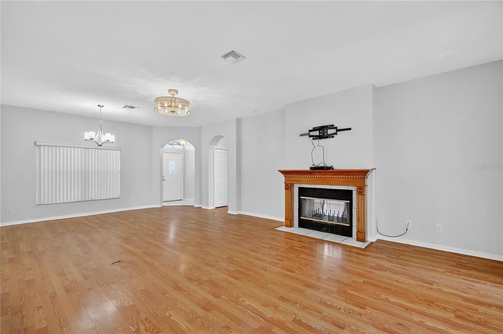 For Sale: $305,000 (3 beds, 2 baths, 1701 Square Feet)