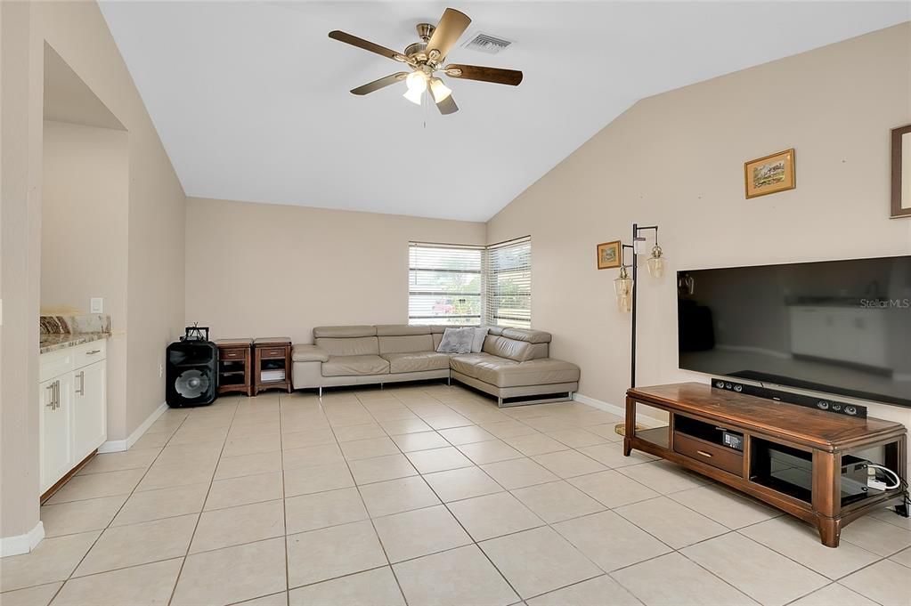 En Venta: $399,990 (3 camas, 2 baños, 2348 Pies cuadrados)