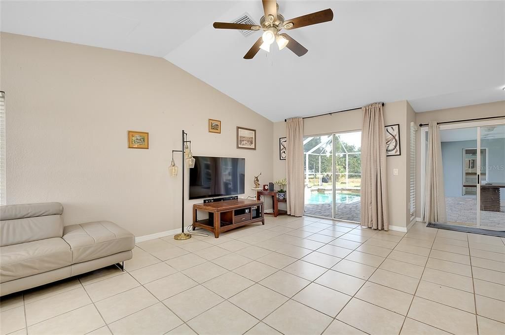 En Venta: $399,990 (3 camas, 2 baños, 2348 Pies cuadrados)