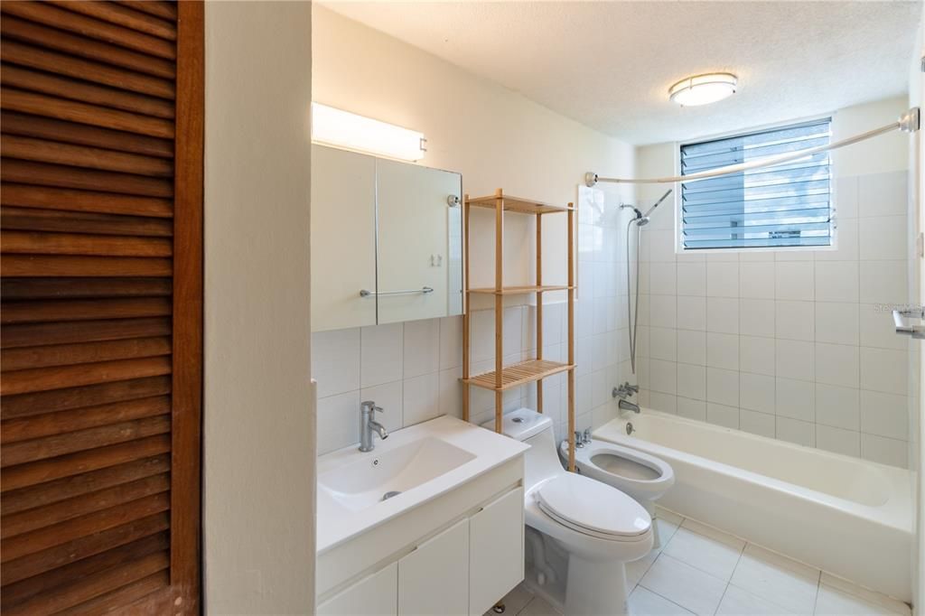 В аренду: $2,600 (2 спален, 1 ванн, 893 Квадратных фут)