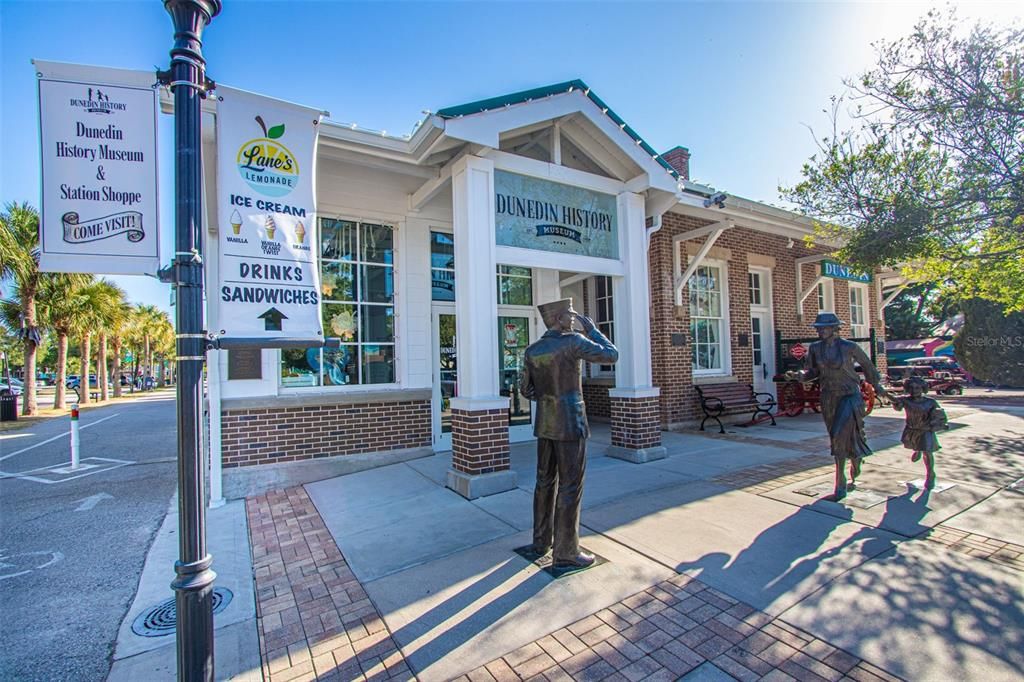 For Sale: $798,000 (3 beds, 2 baths, 1276 Square Feet)