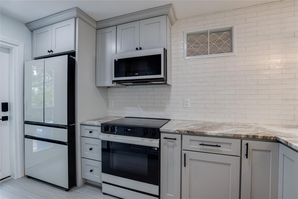 For Sale: $798,000 (3 beds, 2 baths, 1276 Square Feet)