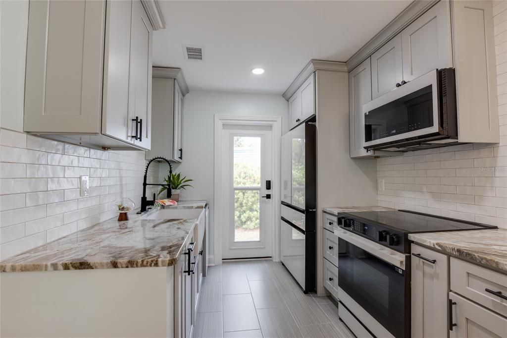 For Sale: $798,000 (3 beds, 2 baths, 1276 Square Feet)