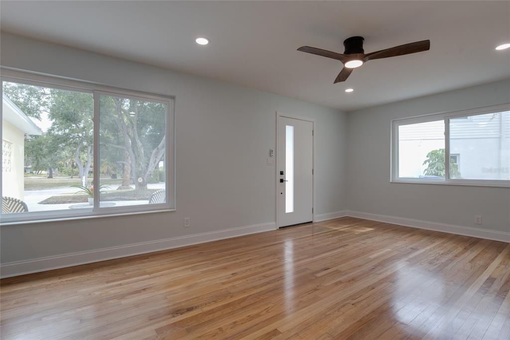 For Sale: $798,000 (3 beds, 2 baths, 1276 Square Feet)