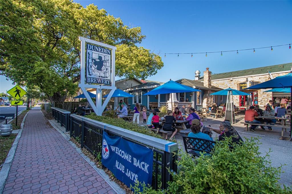 For Sale: $798,000 (3 beds, 2 baths, 1276 Square Feet)