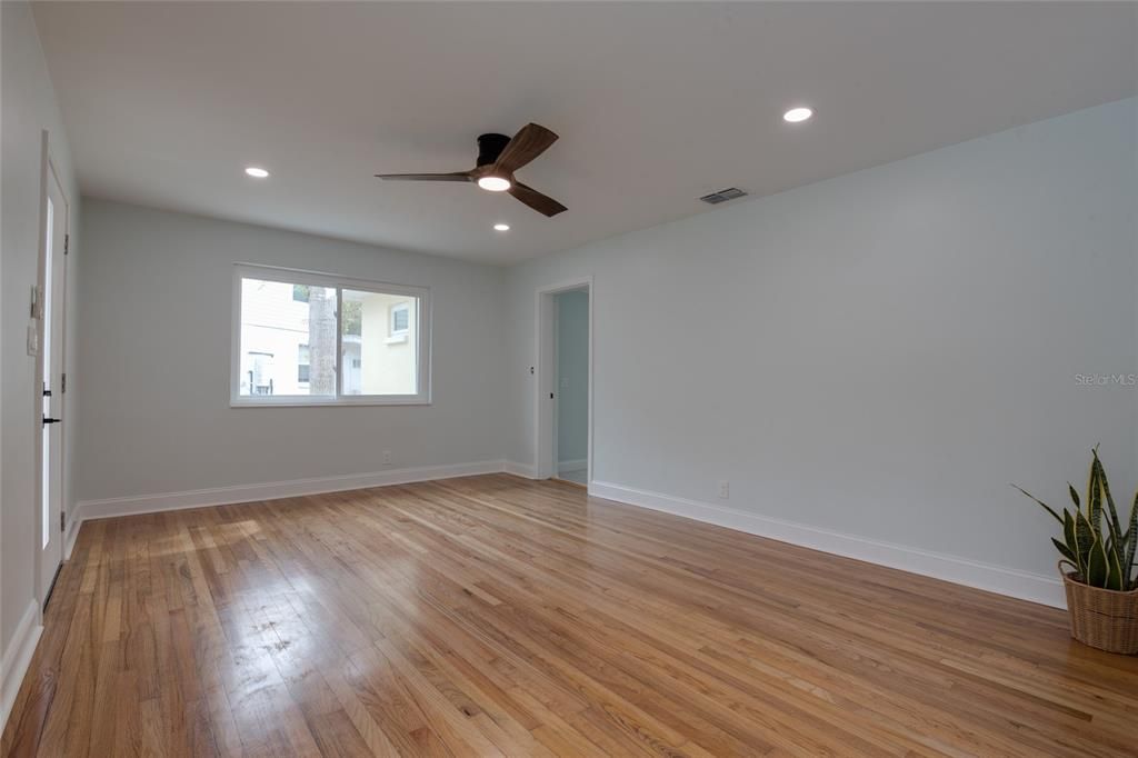 For Sale: $798,000 (3 beds, 2 baths, 1276 Square Feet)