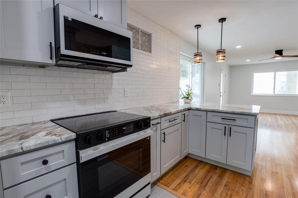 For Sale: $798,000 (3 beds, 2 baths, 1276 Square Feet)