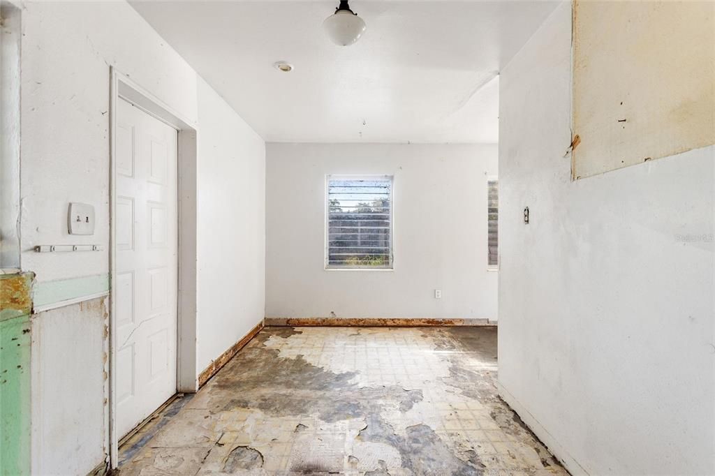 待售: $135,000 (2 贝兹, 1 浴室, 888 平方英尺)