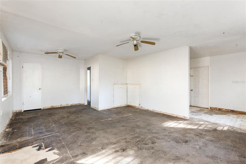 待售: $135,000 (2 贝兹, 1 浴室, 888 平方英尺)