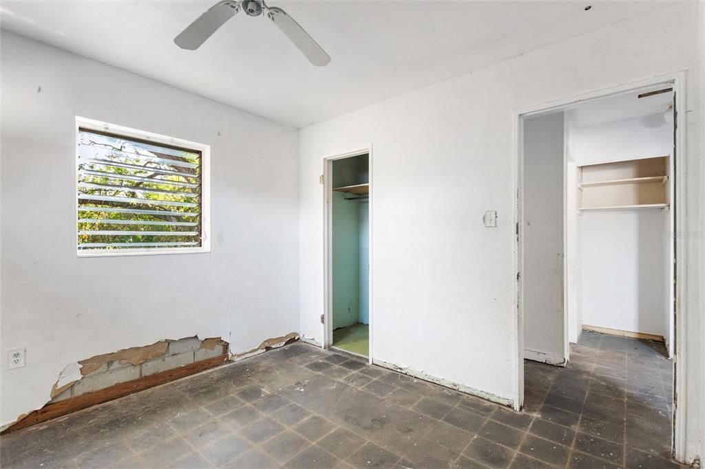 待售: $135,000 (2 贝兹, 1 浴室, 888 平方英尺)