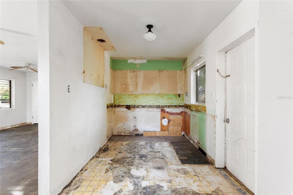 待售: $135,000 (2 贝兹, 1 浴室, 888 平方英尺)