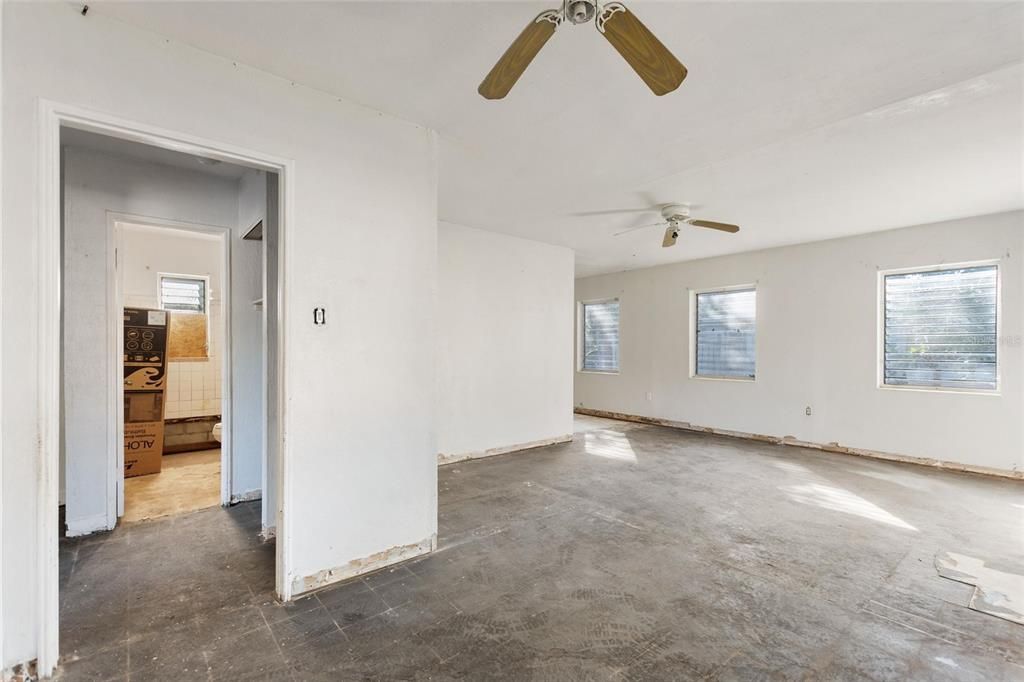 待售: $135,000 (2 贝兹, 1 浴室, 888 平方英尺)