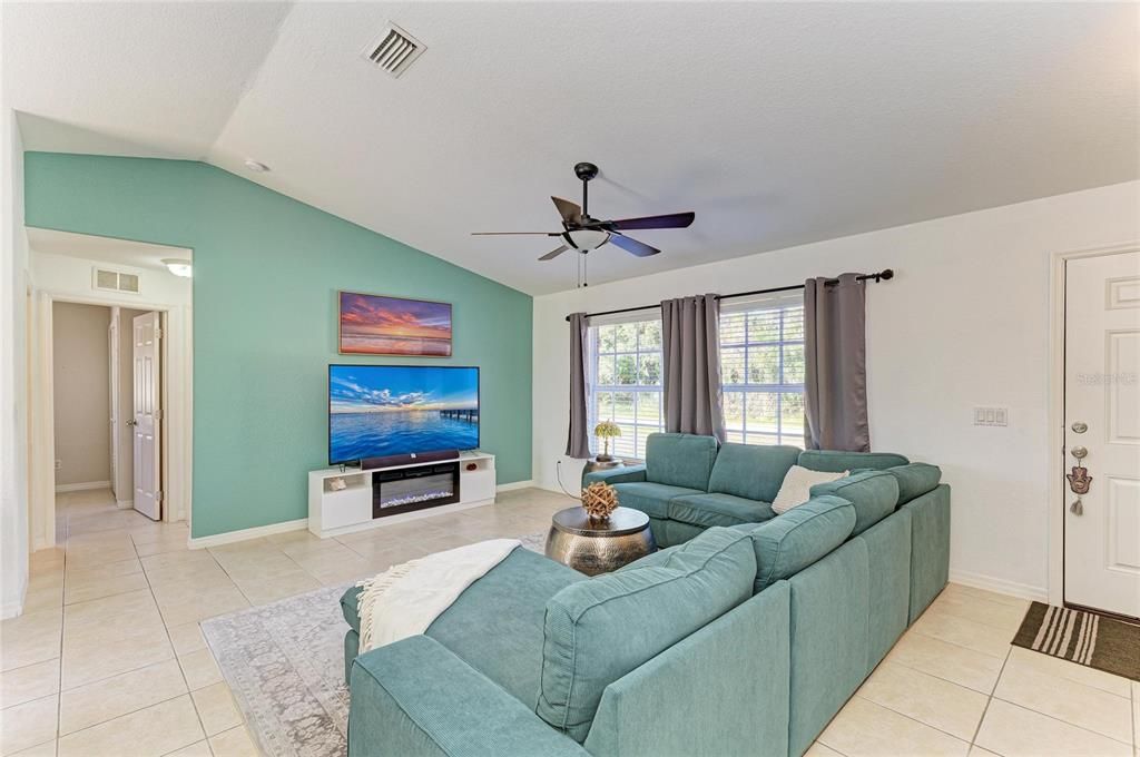 For Sale: $419,900 (3 beds, 2 baths, 1195 Square Feet)