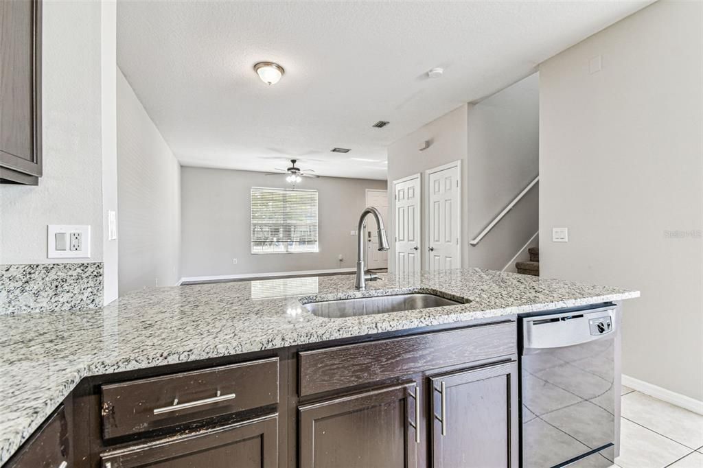 На продажу: $309,900 (3 спален, 2 ванн, 1672 Квадратных фут)