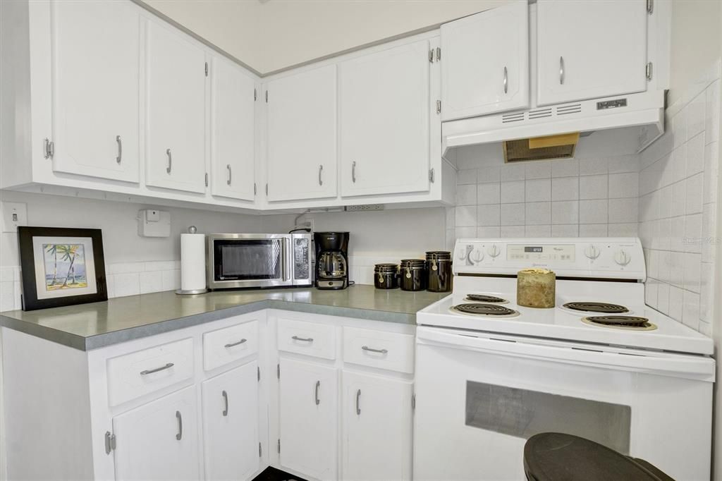 For Sale: $130,990 (2 beds, 1 baths, 816 Square Feet)