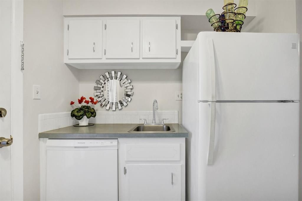 For Sale: $130,990 (2 beds, 1 baths, 816 Square Feet)