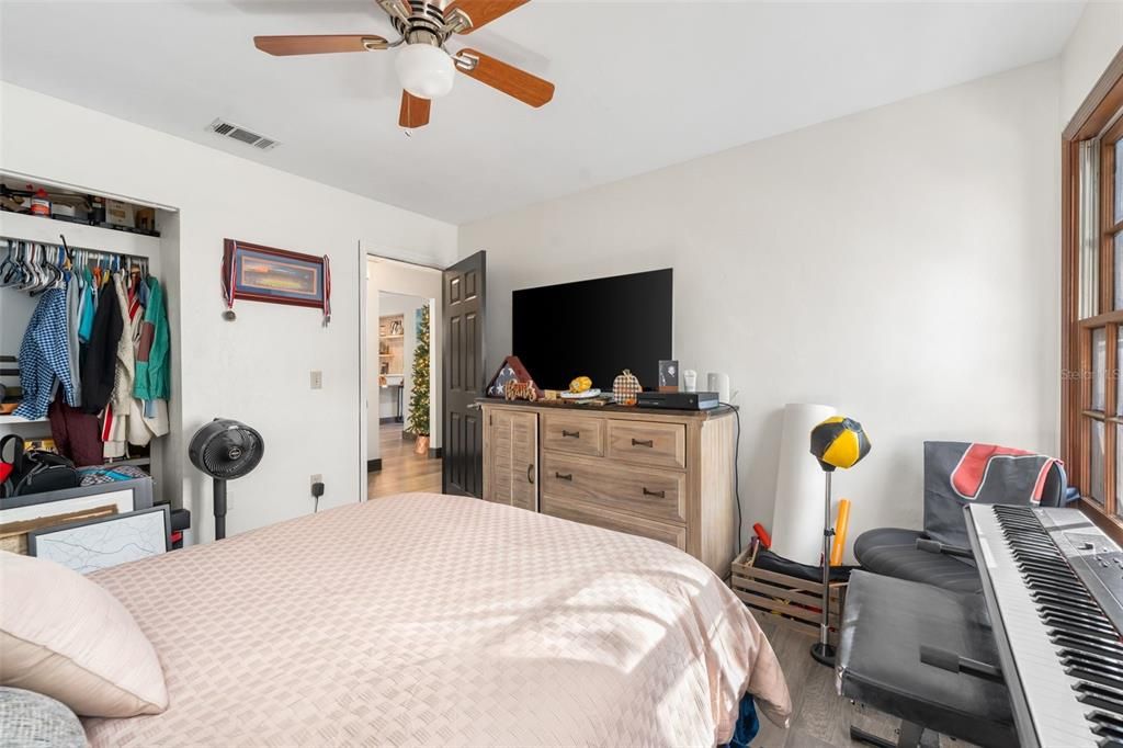 Activo con contrato: $429,900 (3 camas, 2 baños, 1506 Pies cuadrados)