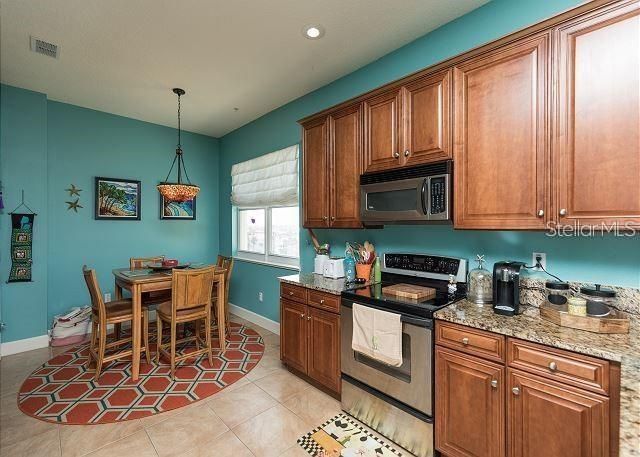 En Venta: $675,000 (3 camas, 3 baños, 2003 Pies cuadrados)