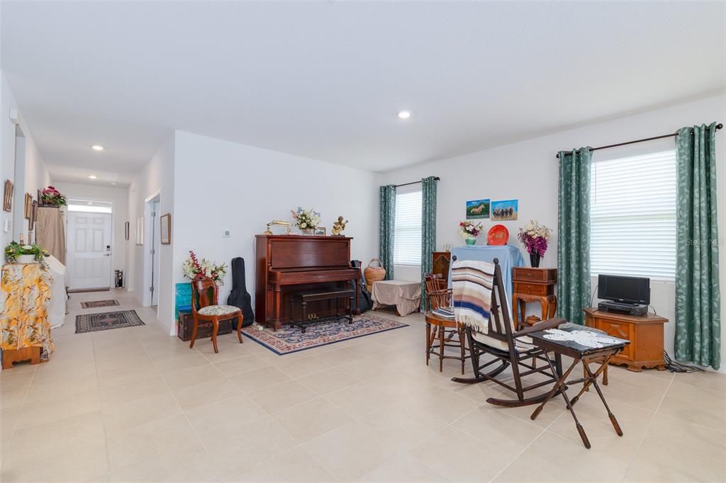 出租: $2,000 (2 贝兹, 2 浴室, 1815 平方英尺)