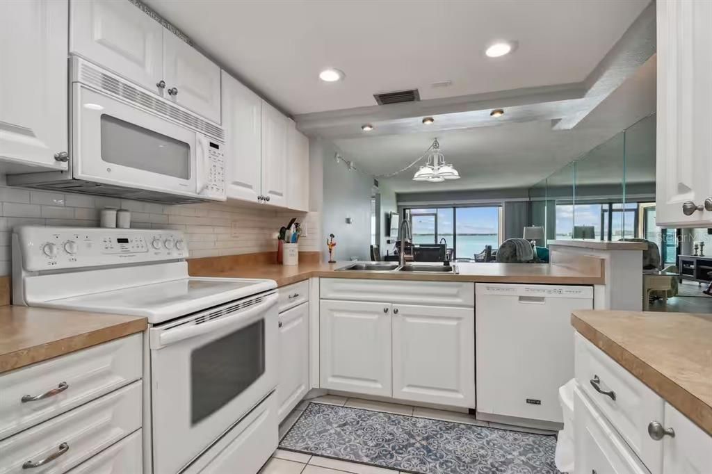 В аренду: $3,500 (2 спален, 2 ванн, 890 Квадратных фут)