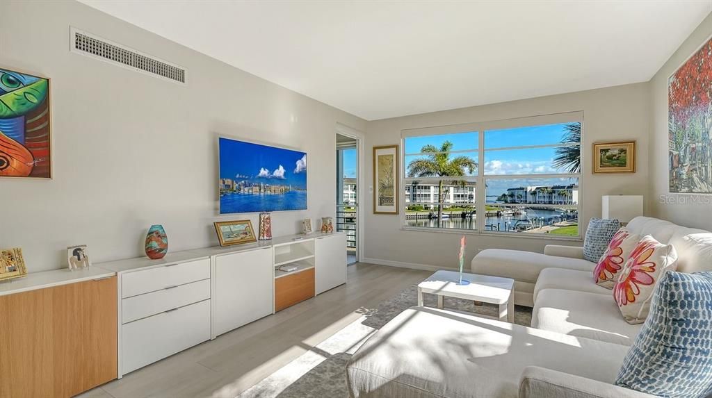 For Sale: $749,000 (2 beds, 2 baths, 1316 Square Feet)