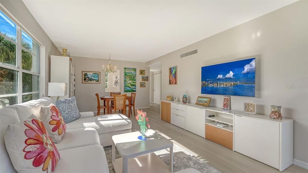 For Sale: $749,000 (2 beds, 2 baths, 1316 Square Feet)