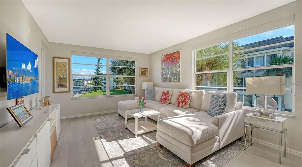 For Sale: $749,000 (2 beds, 2 baths, 1316 Square Feet)