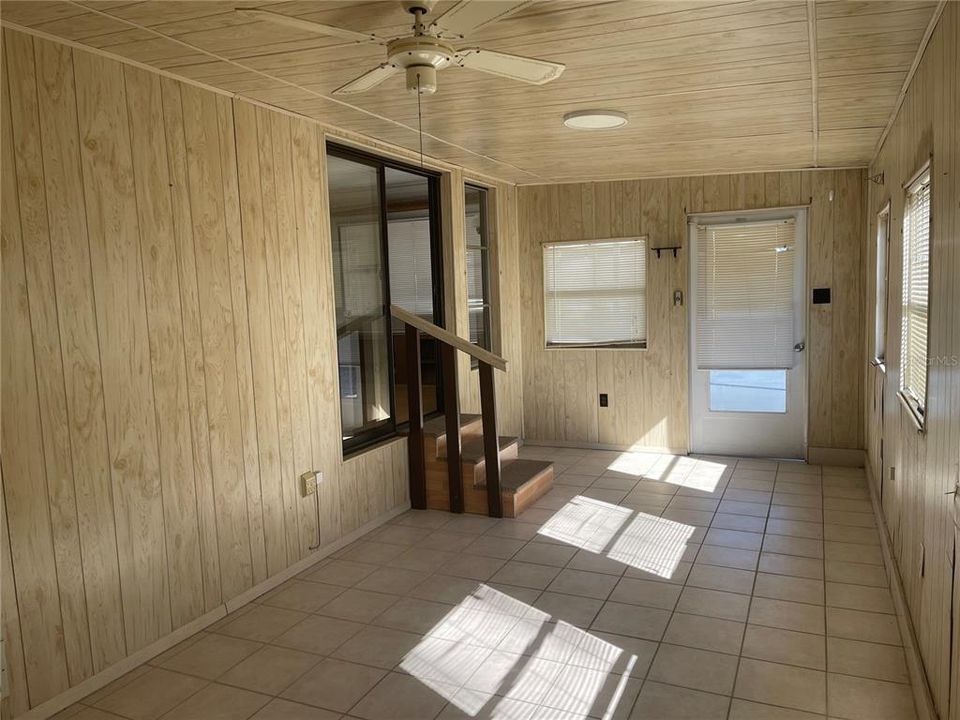 For Sale: $115,000 (1 beds, 1 baths, 824 Square Feet)