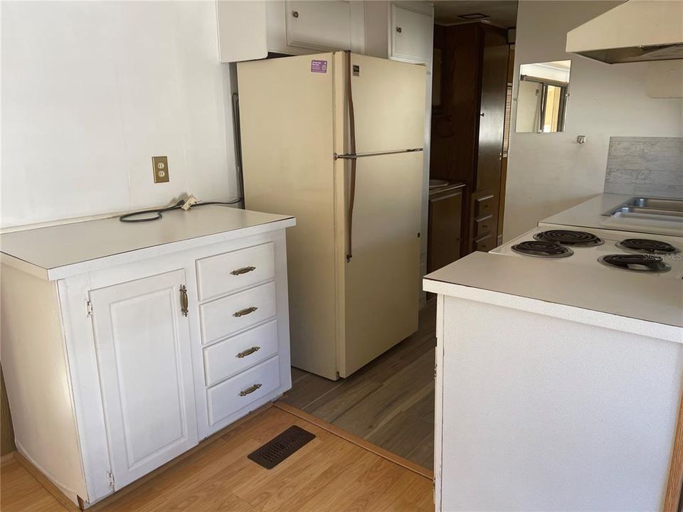For Sale: $115,000 (1 beds, 1 baths, 824 Square Feet)