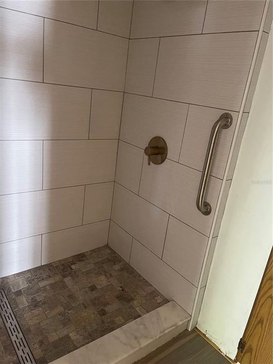 For Sale: $115,000 (1 beds, 1 baths, 824 Square Feet)