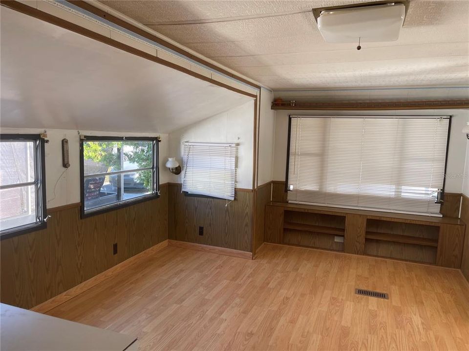 For Sale: $115,000 (1 beds, 1 baths, 824 Square Feet)