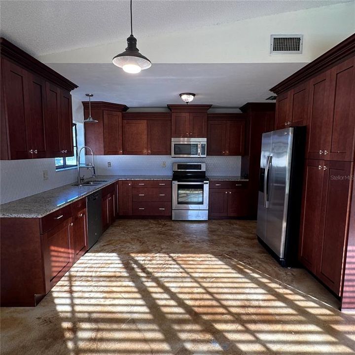 For Sale: $339,900 (2 beds, 2 baths, 1700 Square Feet)