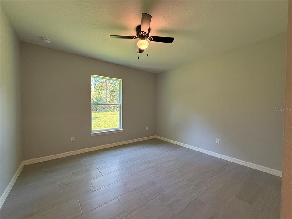 合同活跃: $248,900 (3 贝兹, 2 浴室, 1380 平方英尺)