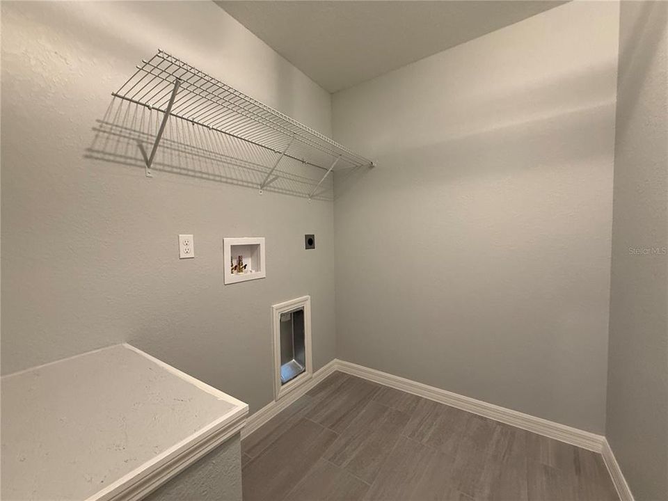 合同活跃: $248,900 (3 贝兹, 2 浴室, 1380 平方英尺)