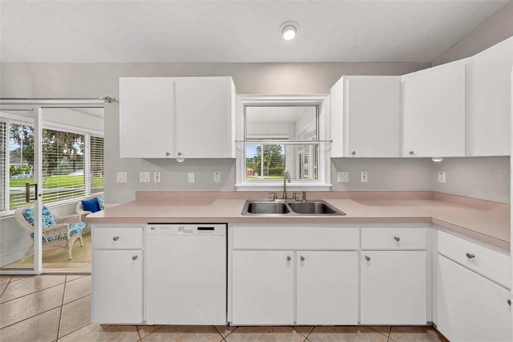 For Sale: $350,000 (3 beds, 2 baths, 1601 Square Feet)
