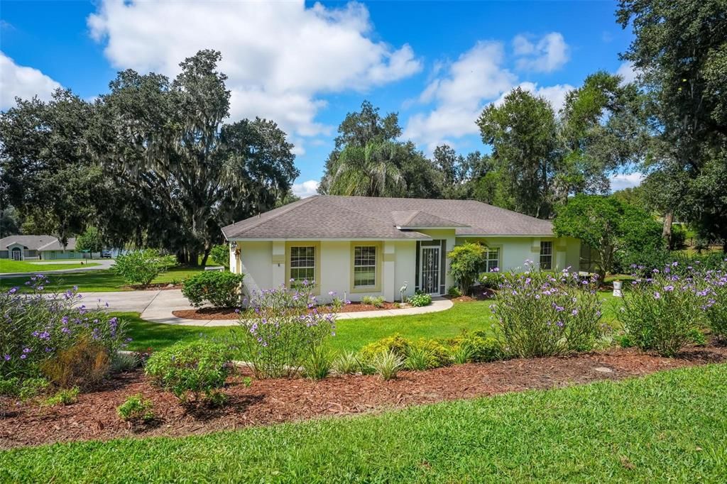 For Sale: $350,000 (3 beds, 2 baths, 1601 Square Feet)