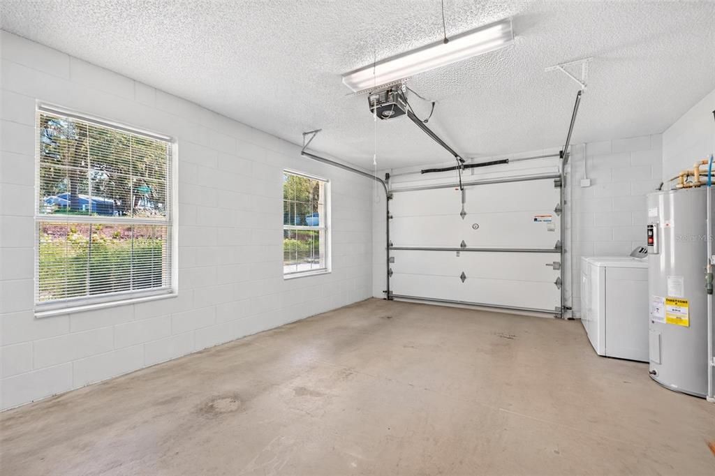 For Sale: $350,000 (3 beds, 2 baths, 1601 Square Feet)